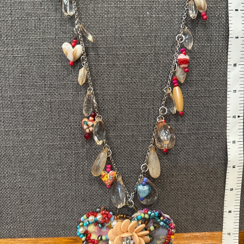 Handmade ‘junk jewelry’ heart necklace - Picture 10 of 12